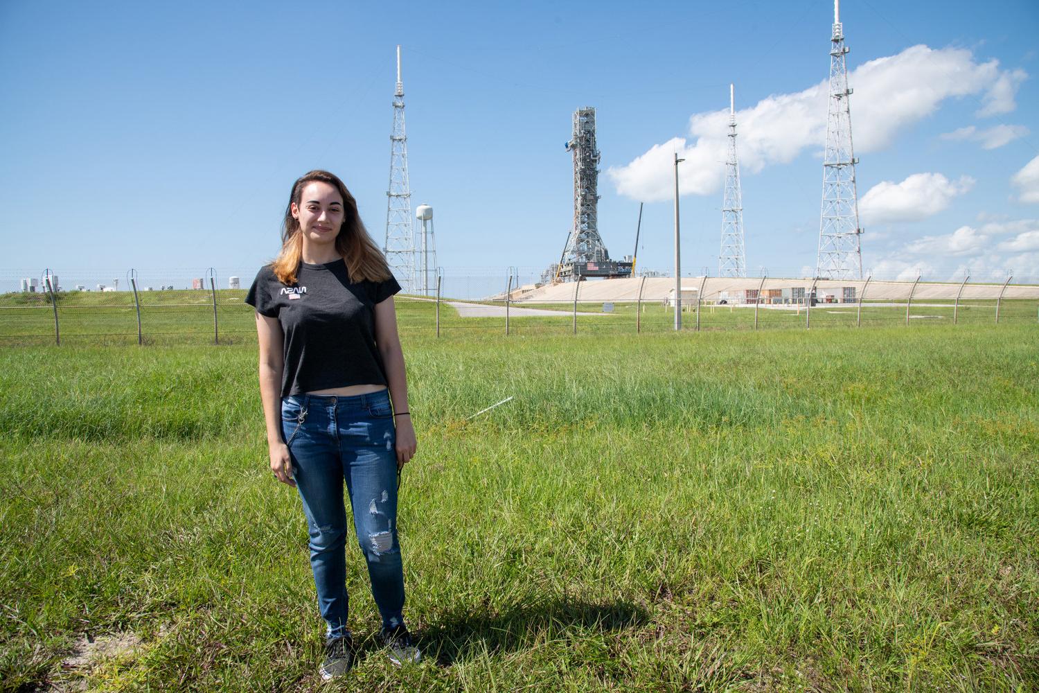 bv伟德ios下载女校友, 泰勒彼得森, in front of the LC-39 launch complex prior to the launch of NASA's Artemis I mission.